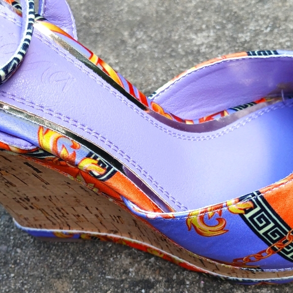 A Funky Purple Wedge - Picture 3 of 6